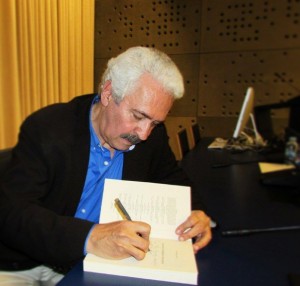 Páez firma el libro La Voz de la Diáspora