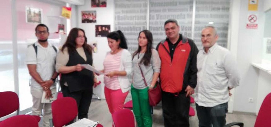 Venezolanos entregan carta a consul en Madrid