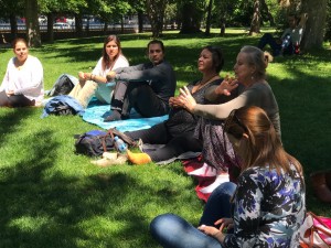 Venezolanos meditan en Madrid
