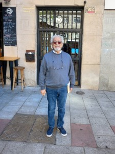 Luis García Mora frente a su casa en Madrid, en 2023